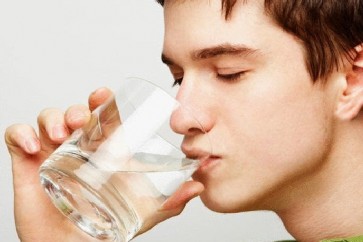 ماذا يحدث لو تناولت الماء على معدة فارغة؟