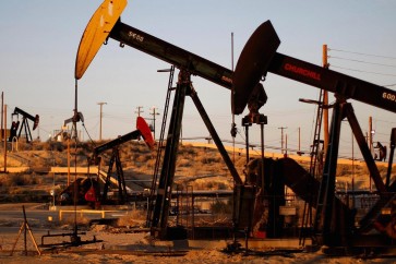النفط يقفز 6 بالمئة مدعوما بهبوط في المخزونات الامريكية وإغلاق كيستون