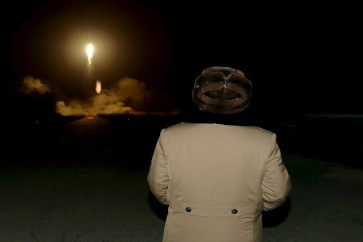 الزعيم الكوري الشمالي يراقب إطلاق صاروخ