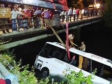 مقتل 14 شخصاً على الاقل بينهم 6 اطفال اثر سقوط حافلة في قنال جنوب تركيا