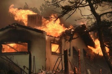 جهود لاحتواء حريق غابات هائل دمر عشرات المنازل في كاليفورنيا