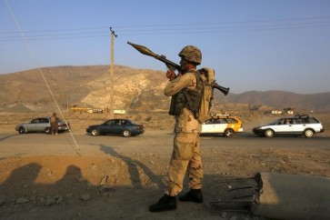 شرطي أفغاني يقف على نقطة تفتيش في كابول - أرشيف رويترز