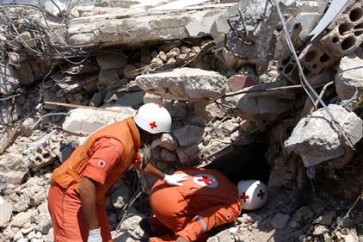 عمال انقاذ يبحثون عن ناجين في بلدة صريفا اثر القصف الصهيوني عام 2006