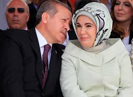 زوجة أردوغان تتبضع بـ50 ألف دولار من أحد أسواق العاصمة البولندية