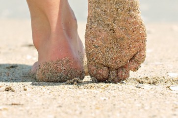 لصحة من حديد امشي على رمال الشاطئ