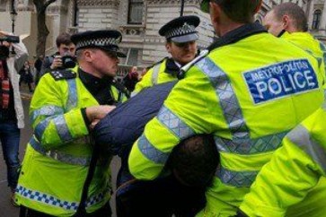 الشرطة البريطانية تلقي القبض على منفذ الهجوم بالسكين في وسط لندن بعدما تم صعقه بمسدس كهربائي