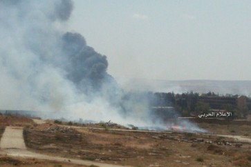 دخان الآليتين للفصائل المسلحة بعد تدميرهما عند مدخل الكليات العسكرية جنوب حلب.