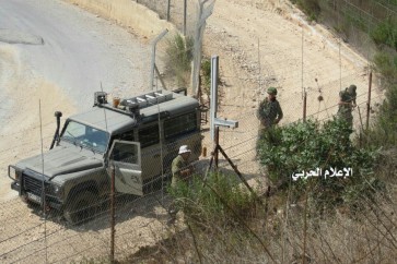 جنود العدو الاسرائيلي يقومون باعمال صيانة السياج