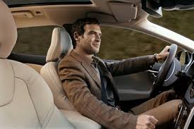 ضبط مسند ظهر مقعد السائق ينبغي أن يكون على وضع قائم قدر الإمكان، لتجنب آلام الظهر