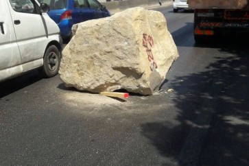 سقوط صخرة من شاحنة وسط اوتوستراد خلدة باتجاه بيروت