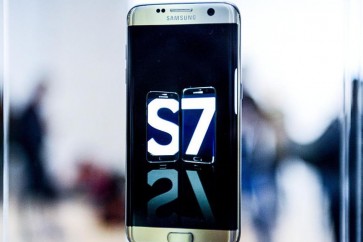 رغم "الانفجارات" سامسونغ S7 ينال جائزة لقب هاتف العام