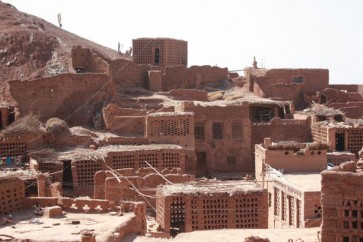 قرية قديمة يعيش فيها شعب أيغور، وبُنيت من الطين الأحمر ورمال صحراء تكلماكان.