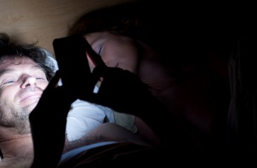 لماذا يؤثر النظر في الهاتف الجوال على نومك بينما لا يفعل التلفاز؟