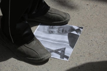 البحرينيون يدهسون صورة المجرم شيمون بيريز