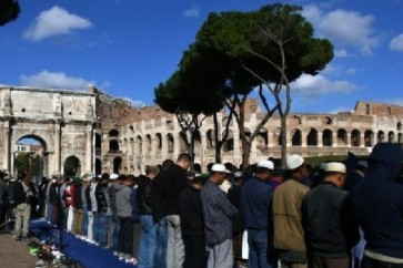 مسلمون في إيطاليا يحتجون على إغلاق 5 مساجد