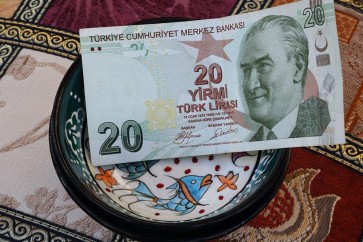 الليرة التركية تتراجع كثيرا أمام الدولار