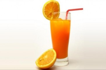 كوب من عصير البرتقال مع الوجبات الغذائية يساعد على تعزيز امتصاص الحديد
