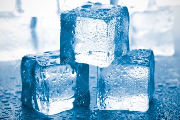 يُمكن لمكعبات الثلج أن تلتقط بسهولة الروائح القوية المعشعشة في الثلاجة