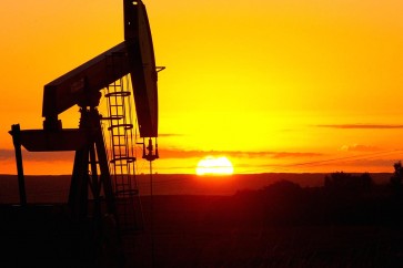 النفط يتخطى 55 دولارا للبرميل لأول مرة في 16 شهرا