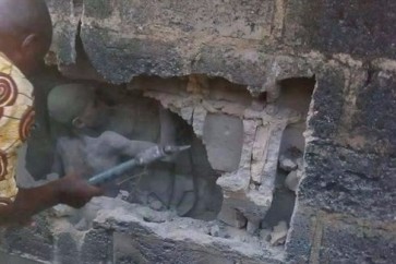 فتى يعلق داخل فتحة في جدار لمدة 3 أيام في نيجيريا