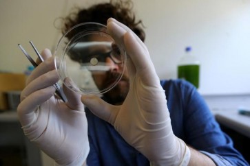 البروفيسور توماس إغنا يفحص عينة من الجلد الصناعي الجديد