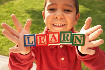 تحدثِ بشكل مباشر إلى صغيرك حتى يستطع أن يتعلم النطق الصحيح للكلمات المختلفة