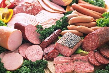 اللحوم المصنعة تدخل خلال فترة التصنيع بجموعة من المعالجات بما في ذلك التمليح وإضافة المواد الكيميائية