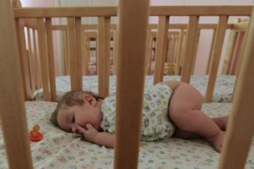 يجب أن ينام الرضع في غرفة آبائهم لكن ليس على نفس السرير