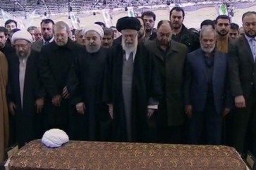 السيد القائد الخامنئي يقيم صلاة الميت على جثمان اية الله رفسنجاني في جامعة طهران وسط العاصمة