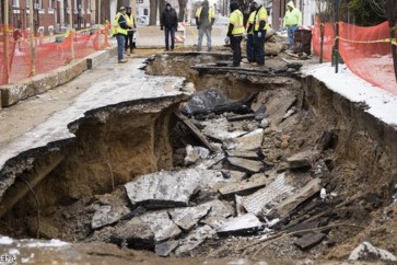 حفرة تبتلع سيارتين بمدينة فيلادلفيا الأميركية