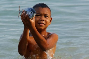 يقضي أطفال هذه القبيلة معظم يومهم في البحر