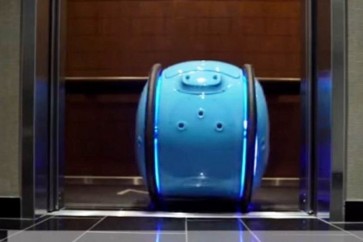 يقوم هذا الروبوت بملاحقة صاحبه إلى أي مكان والتحرك آليا بمساعدة مستشعرات الكترونية وكاميرات