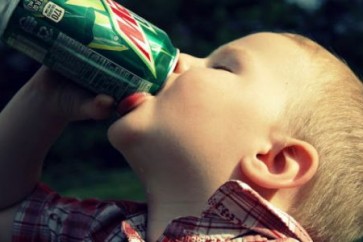 المشروبات الغازية المحلاة بالسكر يمكن أن تؤدي إلى إصابة الخلايا المناعية بالشيخوخة المبكرة