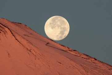 القمر الثلجي يضيء العالم