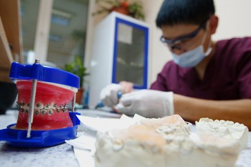 في السعودية... نجار يعمل طبيب أسنان