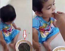 ظهرت الطفلة غير مبالية بما تأكله