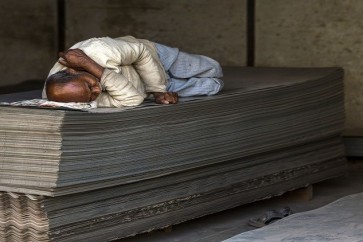 عامل يأخذ قسطا من الراحة، نيودلهي، الهند، 25 مارس 2017