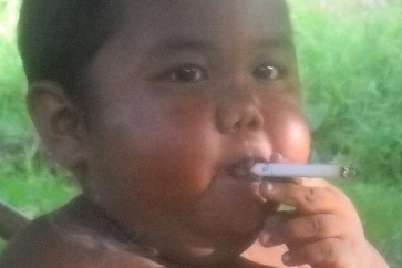 ماذا حل بالطفل الأندونيسي الذي كان يدخن 40 سيجارة يوميا في عمر السنتين