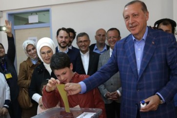 اردوغان يصوت في الاستفتاء