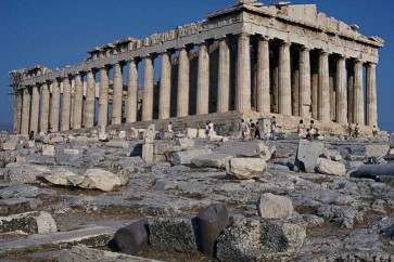 اليونان تصارع الأزمات وتأمل في تحقيق إيرادات عالية من موسم سياحي مزدهر آخر