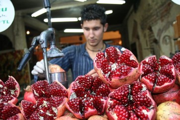 حذر خبراء التغذية مؤخرًا من الاستغناء عن تناول ثمار الفاكهة واستبدالها بالعصائر