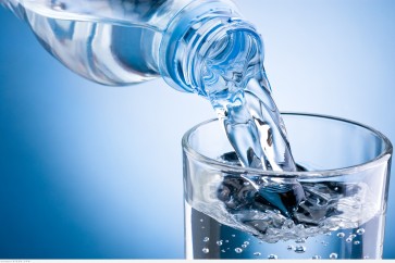 تناول كوب كبير من الماء أثناء الطعام يقلل من السمنة