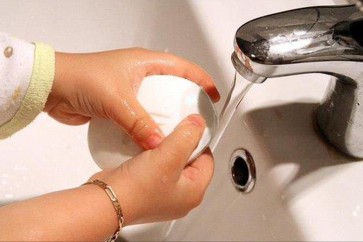 الماء الدافئ أكثر فعالية من الماء البارد لإزالة الجراثيم أثناء غسل اليدين