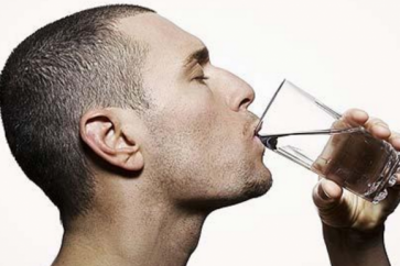 غالبية الناس ببساطة لا يشربون ما يكفي من الماء