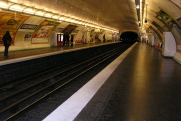 محطة مترو في باريس