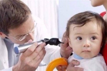 كيف تعرفين أن طفلك مصاب بالتهاب الأذن الوسطى؟