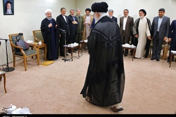 الإمام الخامنئي مستقبلاً روحاني وأعضاء الحكومة الجديدة