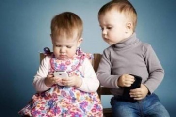 أخطاءٌ تسبّب إدمان الأطفال للهواتف