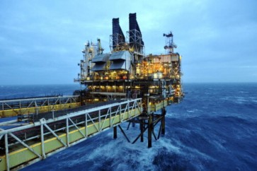 النفط يرتفع رغم توقعات تشير إلى وفرة الإمدادات في 2018