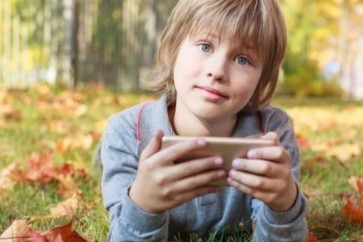 انتشار الهواتف النقالة جعل وصول الأطفال للإنترنت أقل خضوعا للرقابة